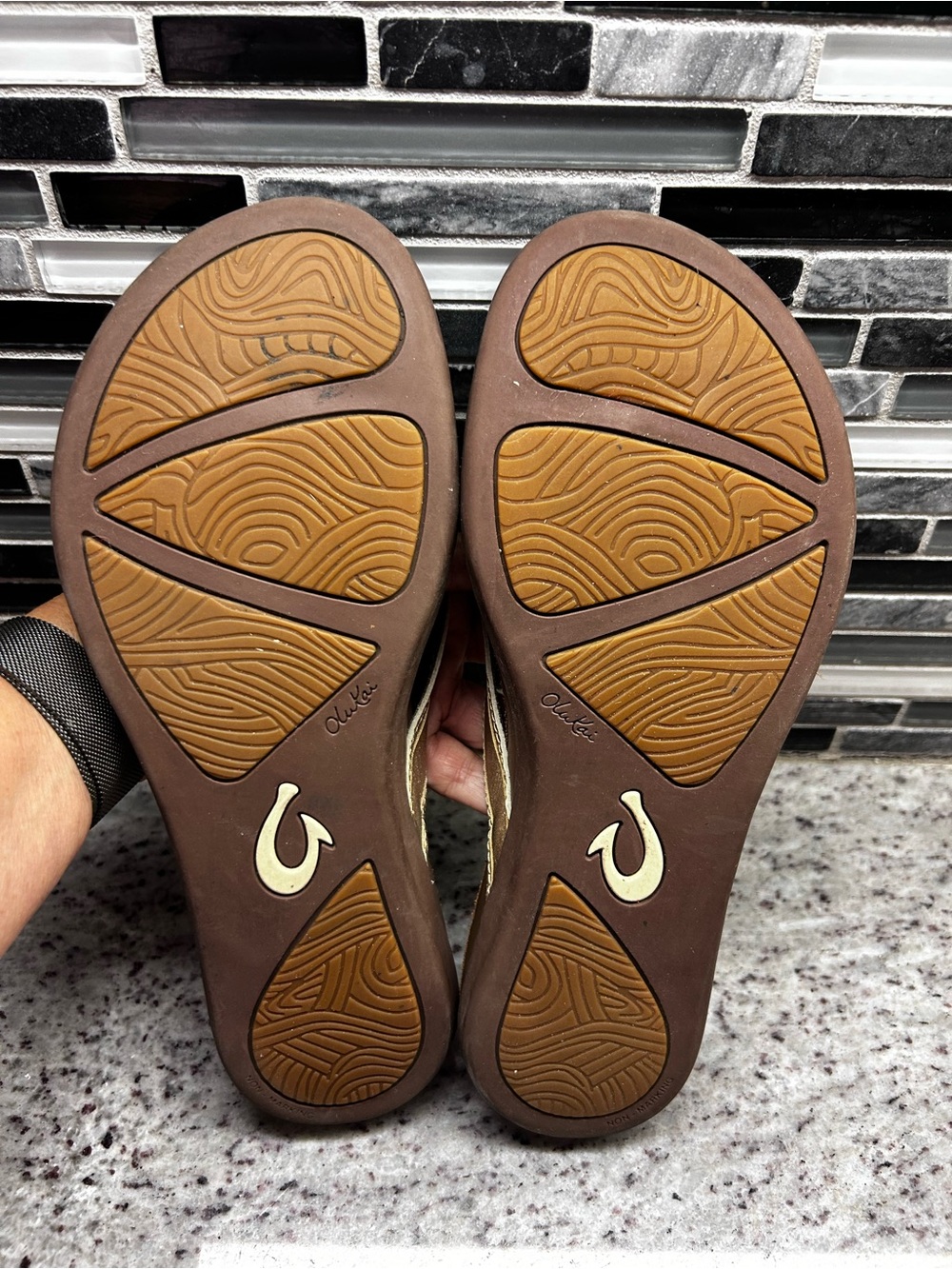 Olukai Women's Brown Leather Flip Flop Sandals with Gold Straps size 8 - Picture 4 of 8